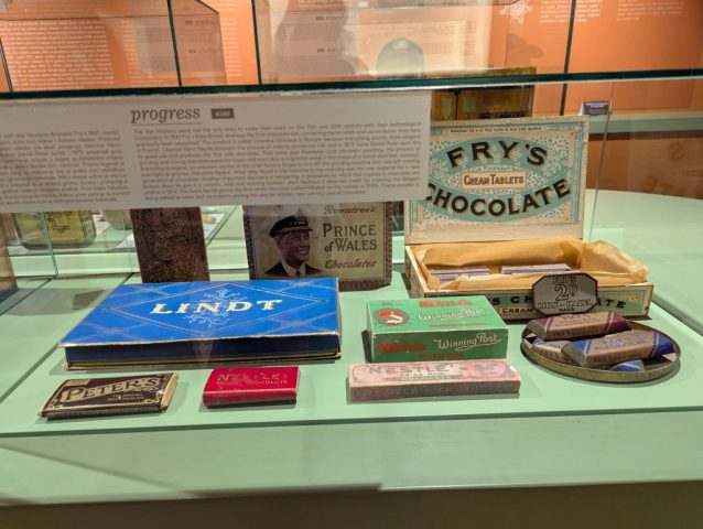 ambalaje-vintage-de-ciocolata-in-muzeul-ciocolatei Cutii și ambalaje istorice de la mărci renumite precum Lindt, Nestlé și Fry’s expuse într-o vitrină la Muzeul Ciocolatei din Zagreb
