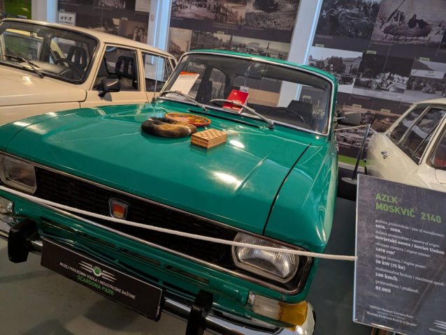 azlk-moskvitch-2140-masina-sovietica-muzeu-skradin AZLK Moskvitch 2140, mașină sovietică produsă între 1976–1988, expusă în muzeul auto Scardona Park din Skradin, Croația.