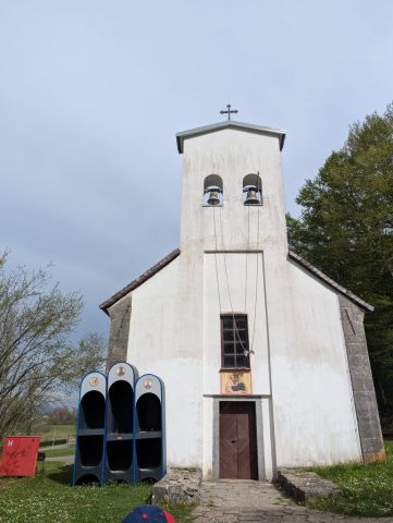 biserica-familiei-tesla-din-smiljan-croatia Biserică albă cu clopotniță, parte din complexul memorial Nikola Tesla din Smiljan, Croația
