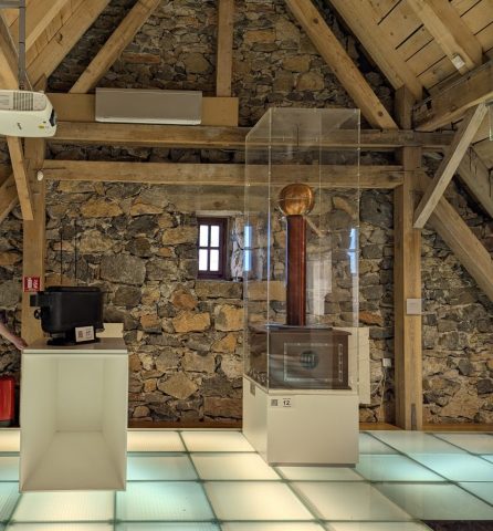 bobina-tesla-expusa-la-memorialul-nikola-tesla-din-smiljan Bobină Tesla originală în vitrină, expusă la centrul memorial din Smiljan, Croația