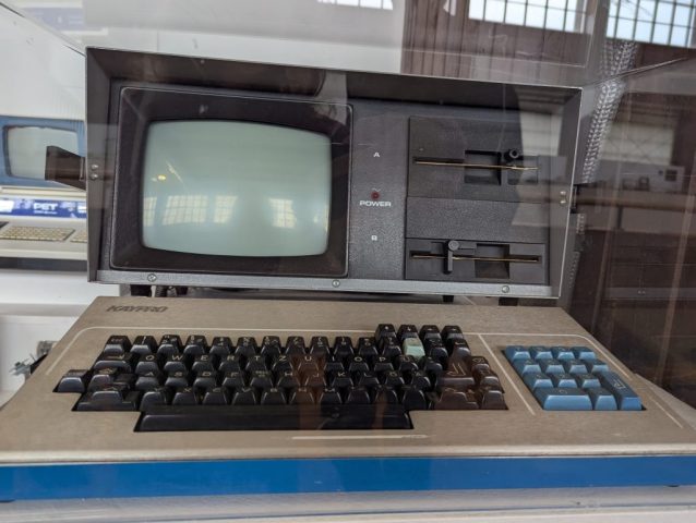 calculator-portabil-kaypro-relicva-a-erei-cp-m Computer vintage Kaypro expus într-un muzeu din Zagreb, cu ecran CRT și două unități de dischetă