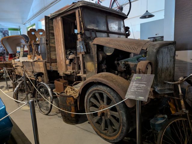 camion-praga-r-vehicul-istoric-cehoslovacia-skradin Camion istoric Praga R, produs în Cehoslovacia în perioada interbelică, expus în Scardona Park, Skradin, Croația.