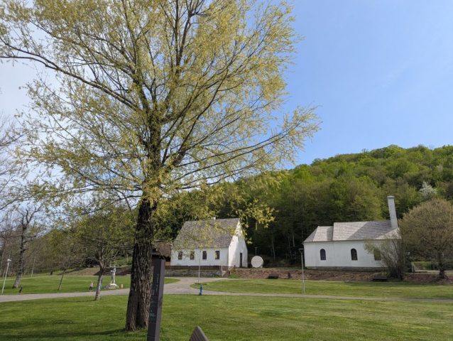 casa-natala-a-lui-nikola-tesla-in-smiljan-croatia Clădire albă tradițională înconjurată de verdeață – casa natală a lui Nikola Tesla, parte din complexul memorial din Smiljan