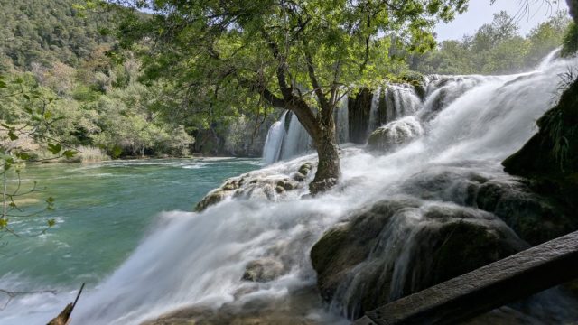 cascada-skradinski-buk-krka-croatia-apa-curgatoare-natura Cascada Skradinski Buk din Parcul Național Krka, Croația, cu ape curgătoare spectaculoase și vegetație verde deasă.