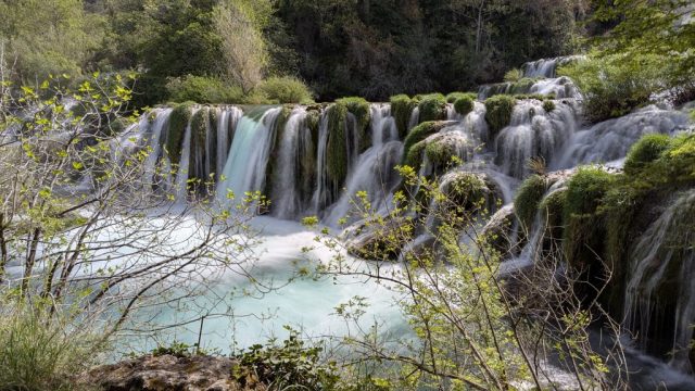 cascada-skradinski-buk-parc-national-krka-croatia-2 Cascada Skradinski Buk în toată splendoarea ei în Parcul Național Krka, Croația, cu ape turcoaz și vegetație luxuriantă.