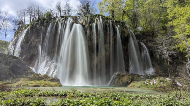 cascada-veliki-prstavac-forta-si-frumusetea-naturii-in-parcul-plitvice Cascada Veliki Prštavac din Parcul Național Plitvice, cu jeturi puternice de apă căzând printre vegetație verde