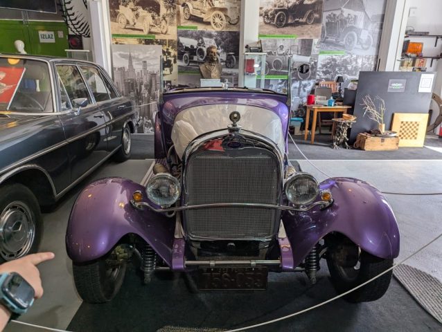 ord-clasic-epoca-muzeu-auto-skradin Automobil de epocă Ford vopsit violet, expus în muzeul auto din Skradin, Croația, cu grilă cromată și faruri rotunde.