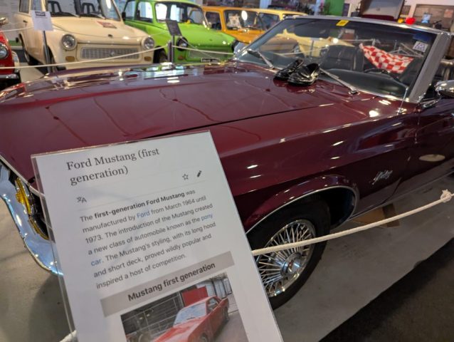 ford-mustang-prima-generatie-muzeu-auto-skradin Ford Mustang din prima generație expus în muzeul auto din Skradin, Croația, cu un panou informativ în față.