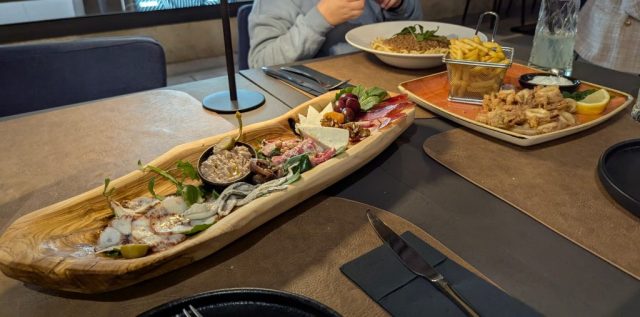 masa-traditionala-croata-in-timpul-unui-road-trip Platou culinar tradițional croat servit pe o masă într-un restaurant