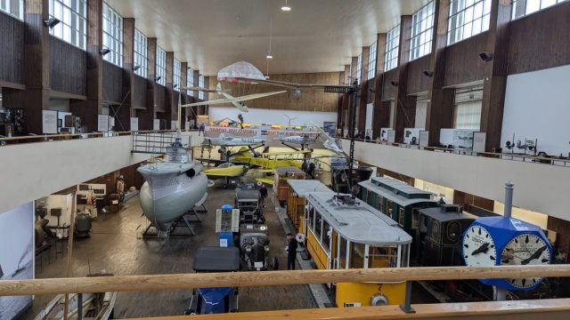 muzeul-tehnic-nikola-tesla-istoria-transportului-intr-un-singur-loc Vedere panoramică asupra expoziției cu trenuri, avioane, tramvaie și submarine în Muzeul Tehnic din Zagreb