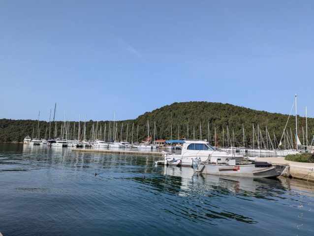 portul-skradin-croatia-iahturi-si-barci Portul din Skradin, Croația, plin de iahturi și bărci ancorate, într-o zi senină.