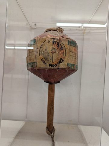 racheta-pirotehnica-vintage-expusa-la-muzeul-tehnic-din-zagreb Obiect pirotehnic vechi, cu formă octogonală, expus într-o vitrină de sticlă la muzeu